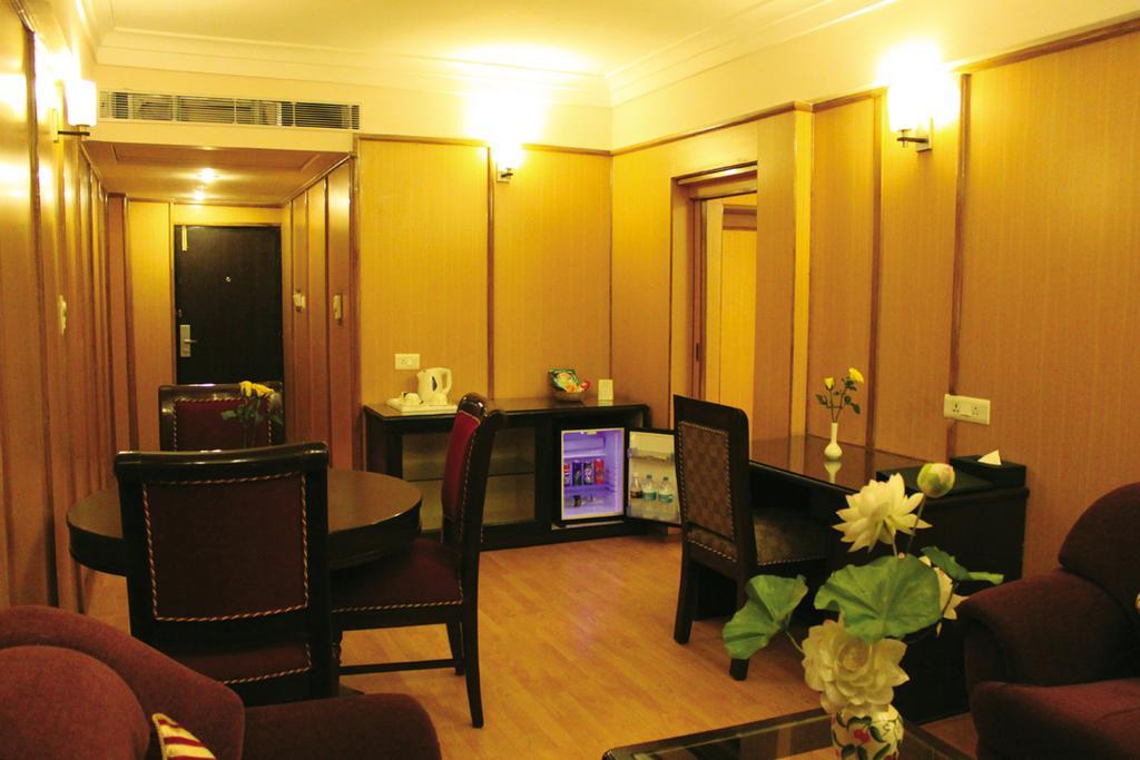 Hotel Park Grand, At Haridwār Екстериор снимка