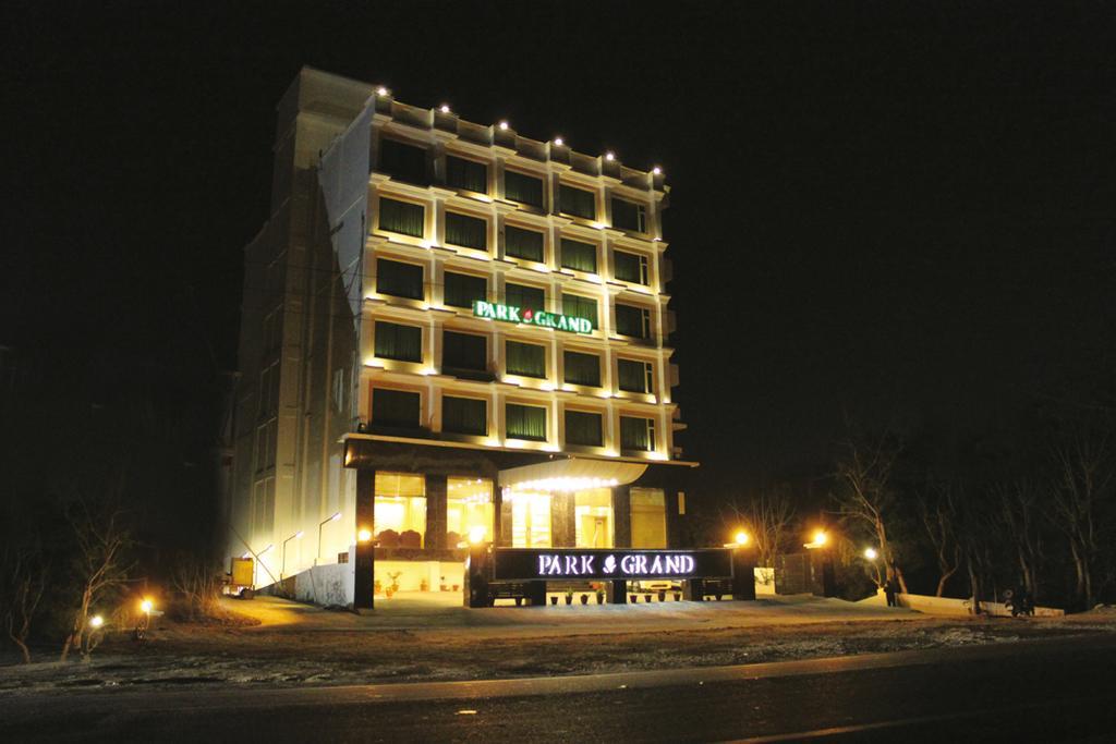Hotel Park Grand, At Haridwār Екстериор снимка